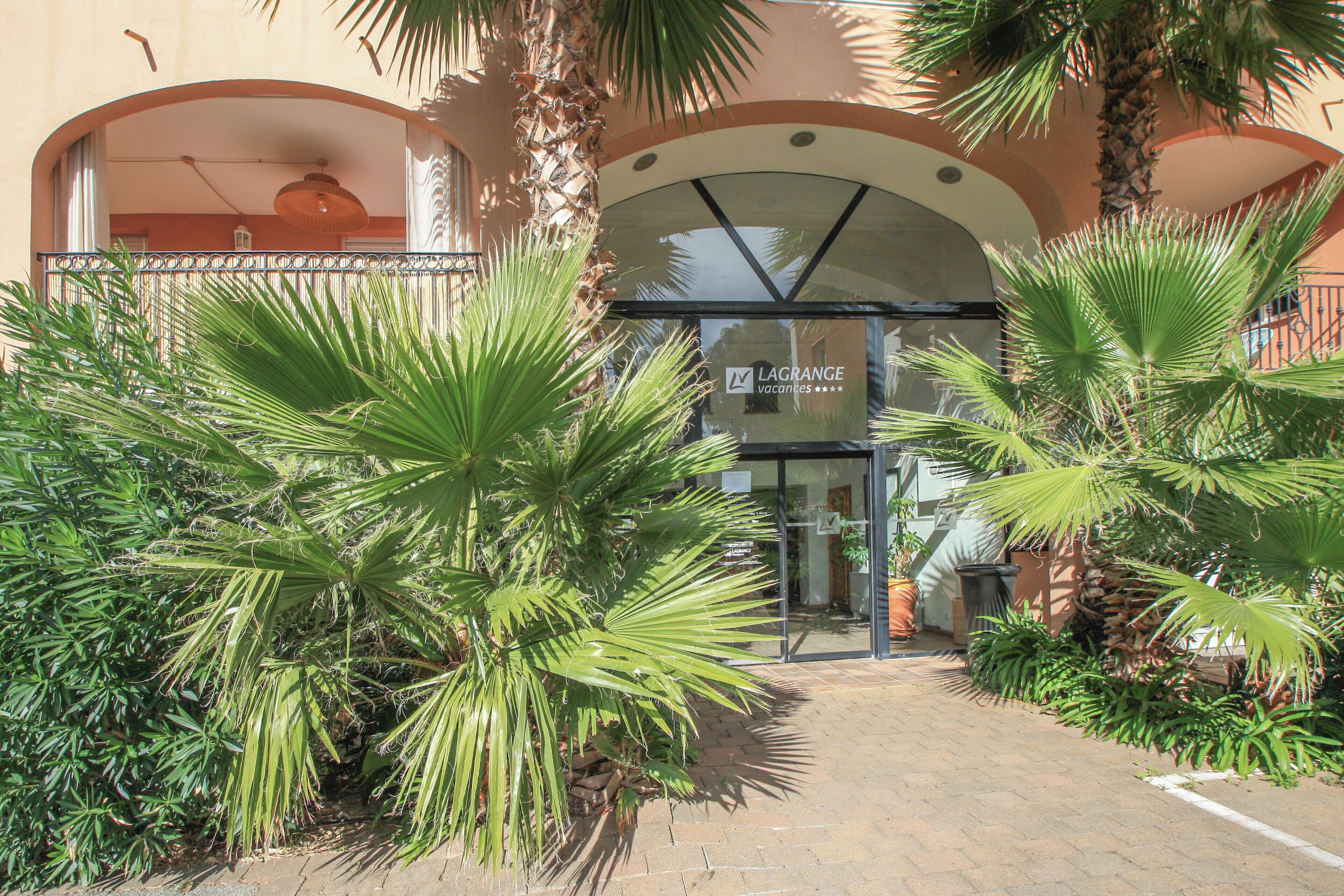 تفاصيل الفندق من الخارج