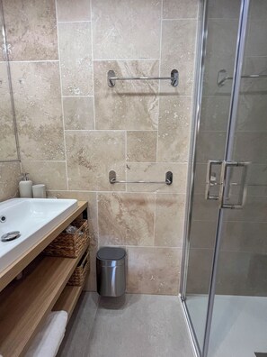 Shower, hair dryer, towels, soap - Cosy T3 5 minutes from beaches and town center (Sainte-Maxime)