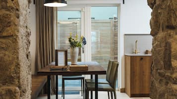 Townhome Comfort - 3 sovrum | Vardagsrum | 32-tums platt-tv med kabelkanaler, eldstad och golvvärme