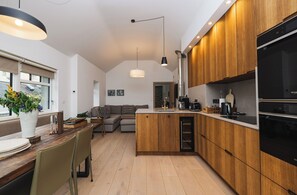 Televisión de pantalla plana, chimenea y piso con calefacción 