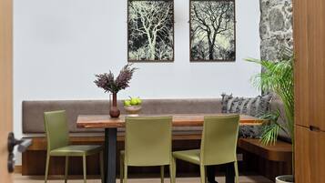Luxury Cottage, 1 Bedroom | Dining room