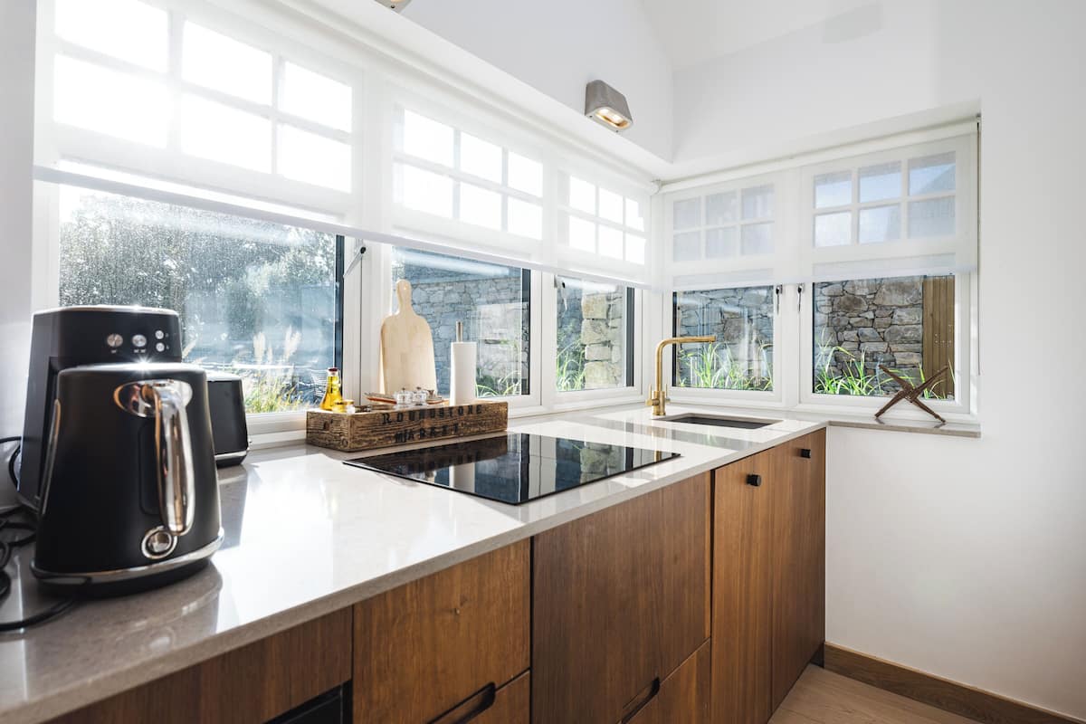 Großer Kühlschrank, Espressomaschine