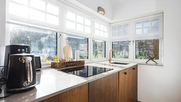 Køleskab/fryser i fuld størrelse, espressomaskine, kaffe-/temaskine