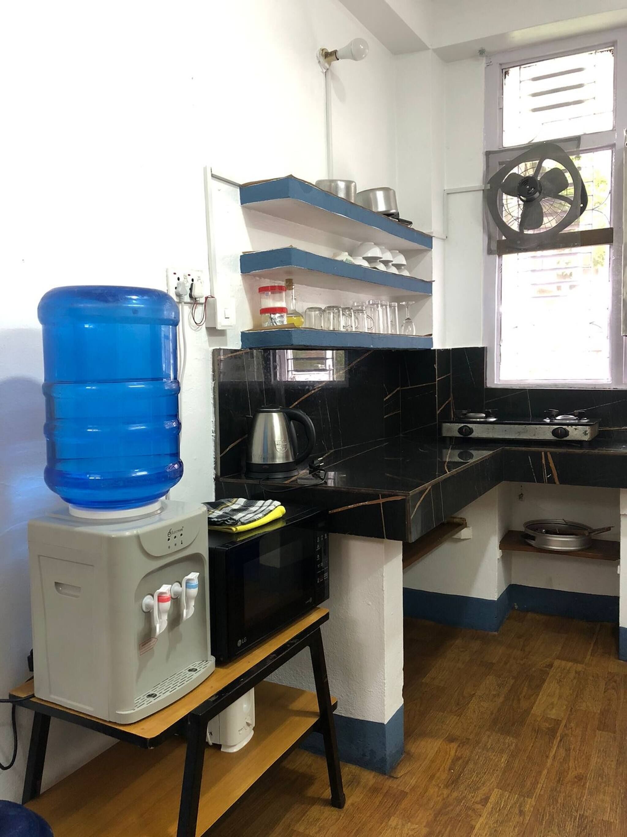 Een koelkast, een magnetron, een kookplaat, een broodrooster