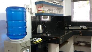 Een koelkast, een magnetron, een kookplaat, een broodrooster