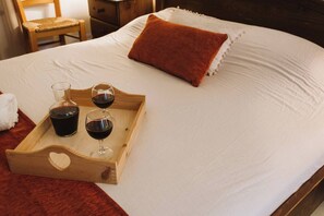 3 bedrooms, iron/ironing board, internet, bed sheets