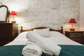 3 bedrooms, iron/ironing board, Internet, bed sheets - Charming 3-Bedroom Cottage in Heart of Vasa Koilaniou (Vasa Koilaniou)