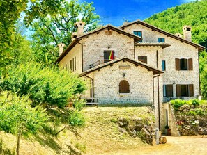Exterior - Villa Sole Vini in the Heavenly Heart of Umbria on Top of the World sleeps 50 (Santa Maria)