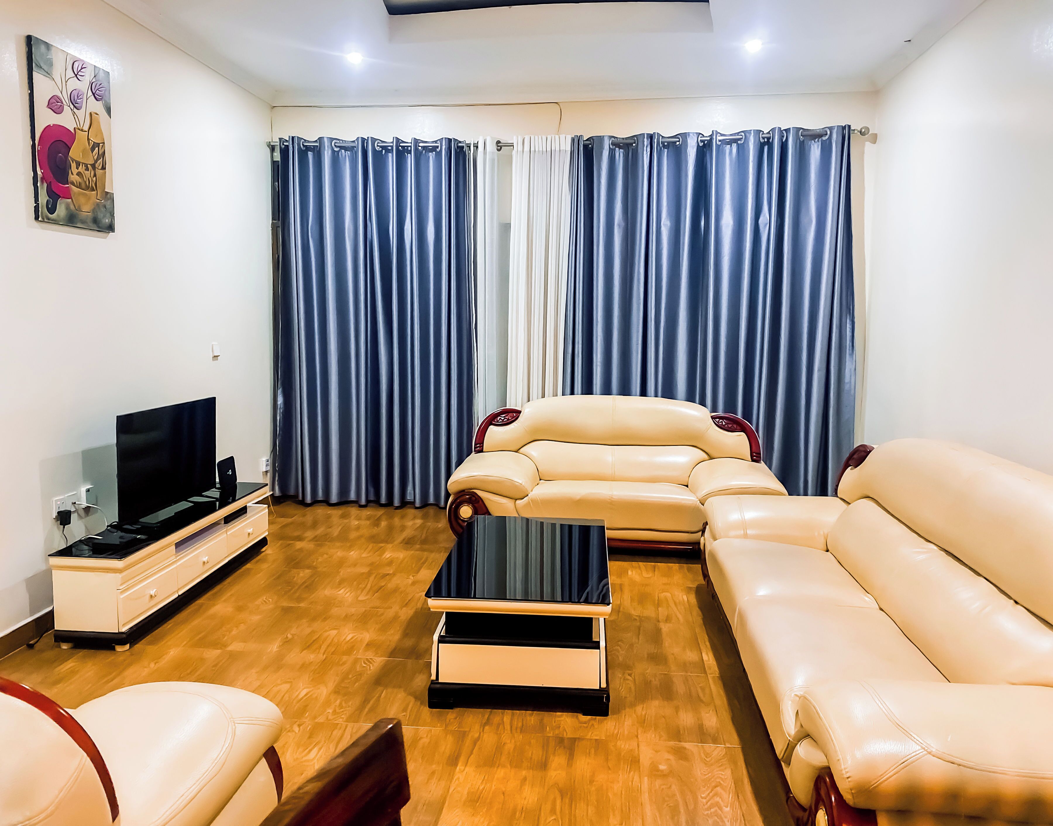 Familieleilighet, balkong, byutsikt | Oppholdsområde