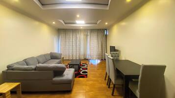 Apartamento clássico, sacada, vista para a cidade | Área de estar