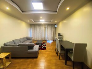 Classic-Apartment, Balkon, Stadtblick | Wohnbereich