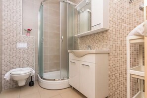 Shower, hair dryer, towels, soap - Pasko apartment 4 (Novalja)