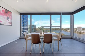 Dining - Deluxe 3b2b apt with Breathtaking Views@WWP (Wentworth Point)