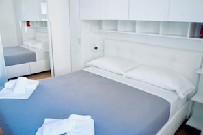 Tabla de planchar con plancha, internet y ropa de cama 