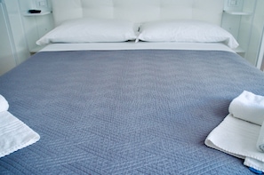 Iron/ironing board, Internet, bed sheets - A few meters from the central station of Milan. (Milano)