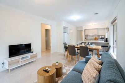 Modern 3B2B1C Home in Doreen
