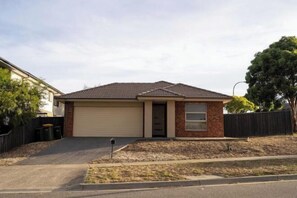 Exterior - Modern 3B2B1C Home in Doreen (Mernda)