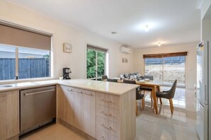 Unclassified image, 5 of 29, button - Modern 3B2B1C Home in Doreen (Mernda)