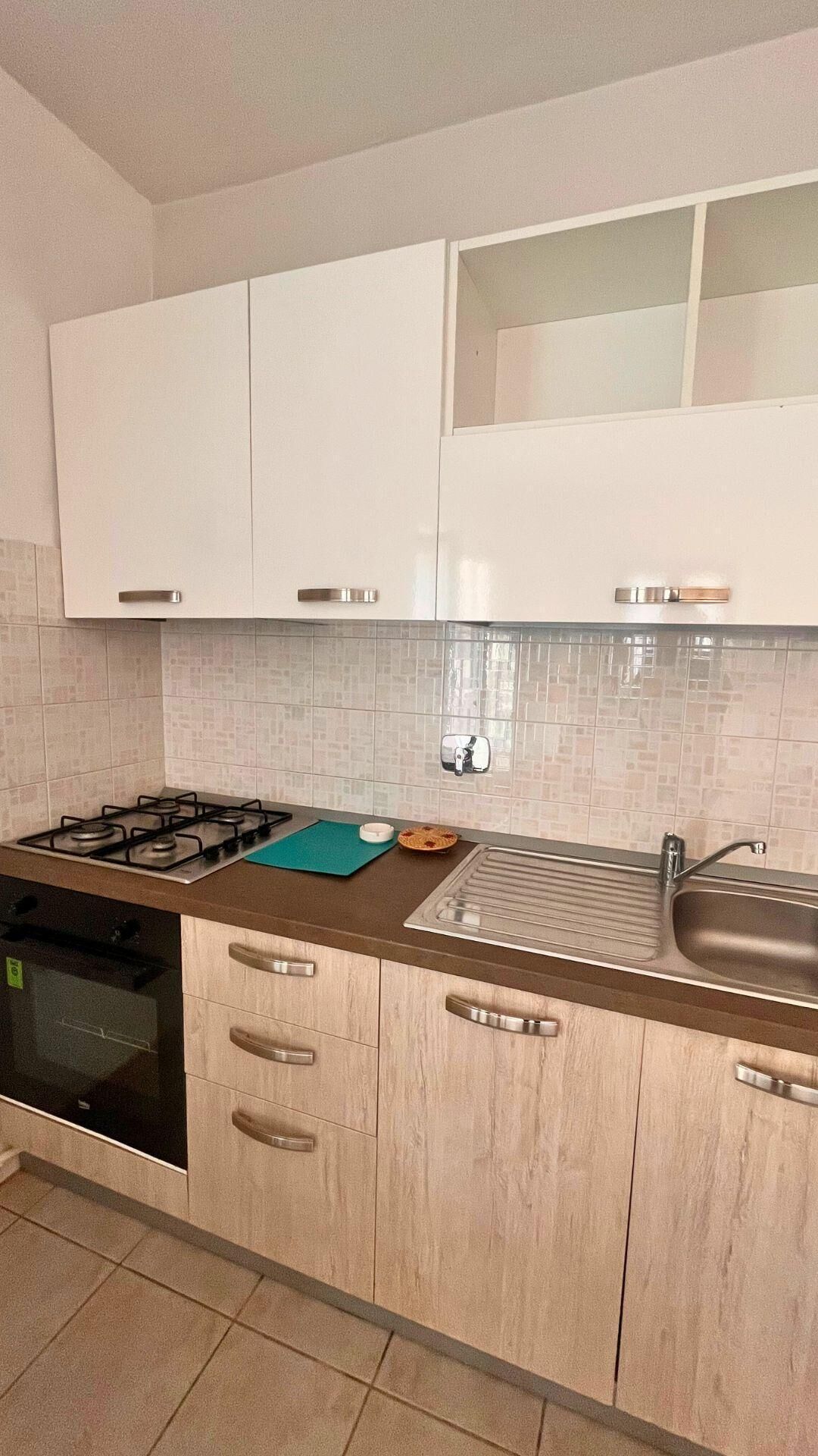 Four, plaque de cuisson, cafetière/bouilloire