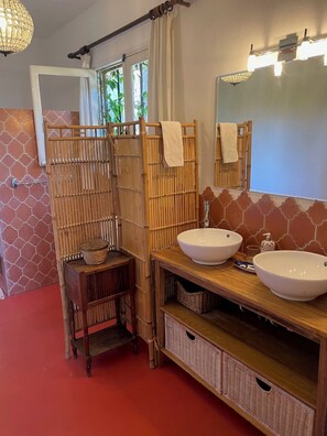 Towels, soap, toilet paper - Family home with swimming pool, beautiful sea view, in private estate (Sainte-Maxime)