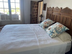 Iron/ironing board, WiFi, bed sheets - Family home with swimming pool, beautiful sea view, in private estate (Sainte-Maxime)