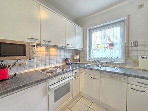 Kjøleskap, mikrobølgeovn, ovn og kokeplater