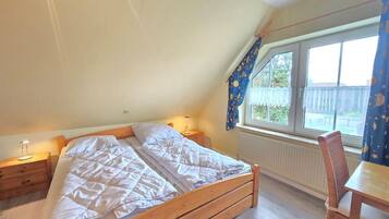 2 bedrooms, iron/ironing board, WiFi, bed sheets