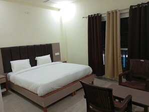 مكتب ومساحة عمل للكمبيوتر المحمول ومكواة/لوح كي وواي فاي مجانًا