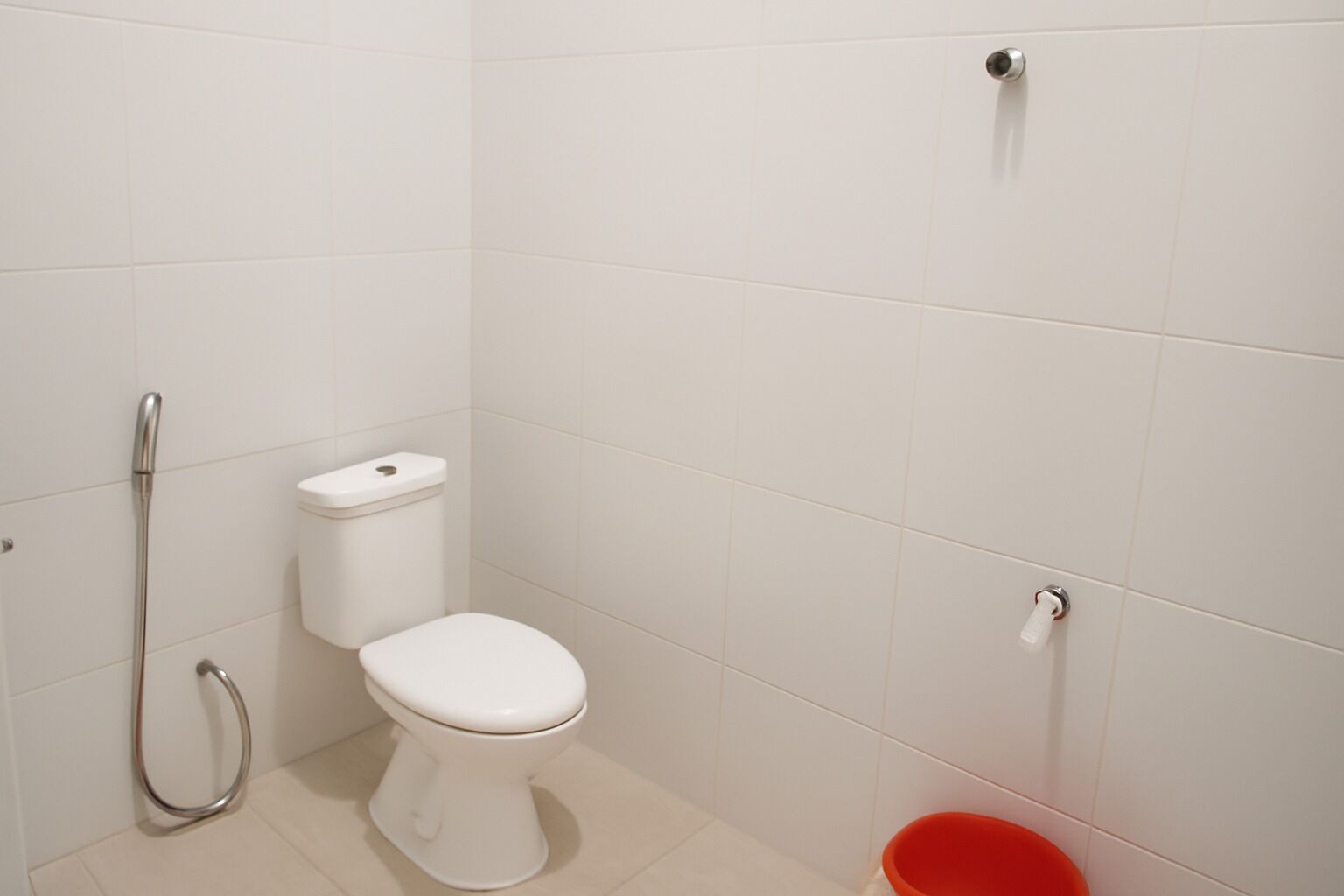 Family Studio Suite | Bathroom | Shower, towels, soap