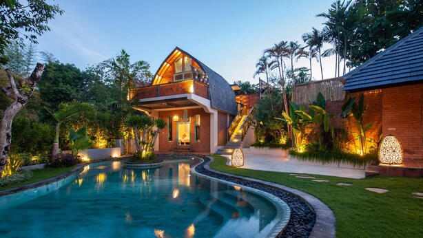 A modern house with a swimming pool, surrounded by lush greenery and palm trees. - SPV Nusa Dua Luxury Traditional Design Nusa Dua (Nusa Dua)
