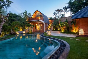 A modern house with a swimming pool, surrounded by lush greenery and palm trees. - SPV Nusa Dua Luxury Traditional Design Nusa Dua (Nusa Dua)
