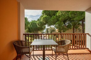 Outdoor dining - Ideal for two people, the Mono Classic is the perfect choice for those seeking a cozy space with meticulous attention to detail. This unique space features an elegant double bed, a modern bathroom with shower, and a fully equipped kitchenette, designed f (Costa Serena - Palau)