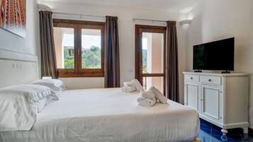 In-room safe, travel crib