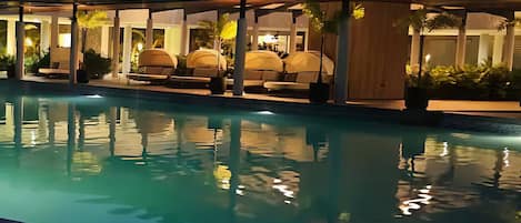 Huoneisto, 1 makuuhuone, esteetön, parveke | Uima-allas | Ulkouima-allas