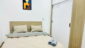 Eenvoudige kamer, 1 kingsize bed, uitzicht op stad