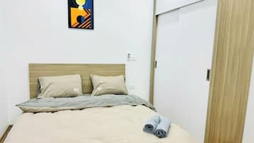 Basic Room, 1 King Bed, City View | Desk, free WiFi