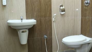 Buồng tắm vòi sen, khăn tắm, xà phòng, dầu gội