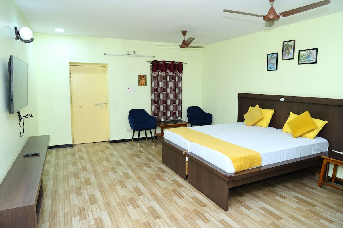 Suite Luxury, vista città | Cassaforte in camera, una scrivania, postazione laptop, tende oscuranti