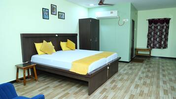 Phòng Suite Cao cấp, quang cảnh thành phố | Két bảo mật tại phòng, bàn, khu vực làm việc phù hợp cho laptop