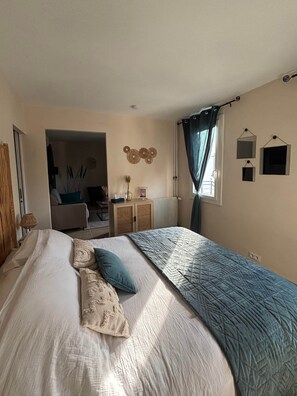 WiFi, bed sheets - Grenache room (La Garde-Adhémar)