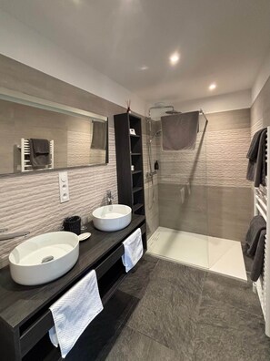 Bathroom - Grenache room Grenache room (La Garde-Adhémar)