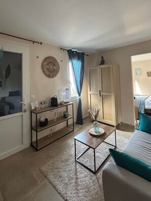 WiFi, bed sheets - Grenache room (La Garde-Adhémar)