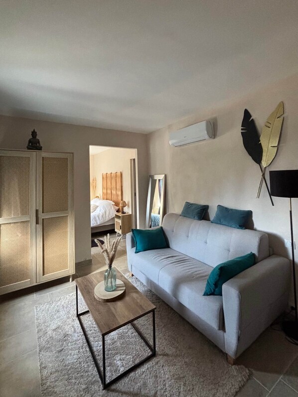 Living area - Grenache room (La Garde-Adhémar)