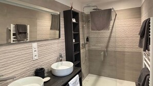 A modern bathroom with two large sinks, a walk-in shower, and a large mirror. - Grenache room (La Garde-Adhémar)