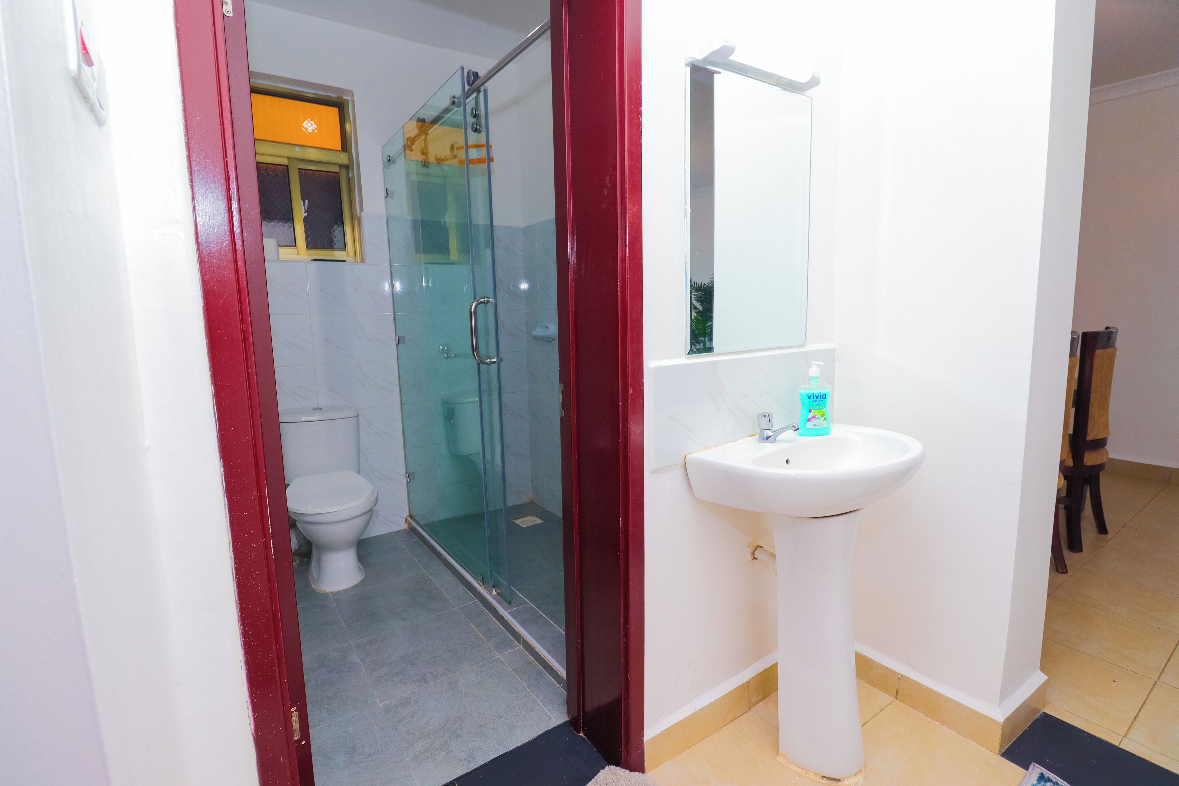 Dusj, hårføner, håndklær og såpe