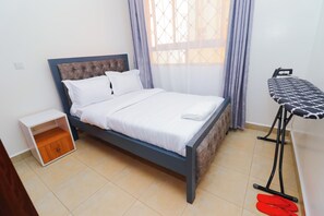 Tabla de planchar con plancha, wifi y ropa de cama 