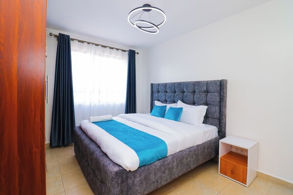 Tabla de planchar con plancha, wifi, ropa de cama