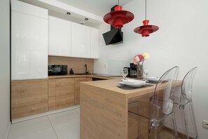 Fridge, microwave, oven, stovetop - Walońska 19 Wroclaw | Cozy Studio | Underground Parking | Excellent Location (Wrocław)