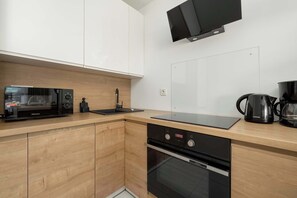 Fridge, microwave, oven, stovetop - Walońska 19 Wroclaw | Cozy Studio | Underground Parking | Excellent Location (Wrocław)