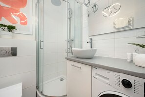 Dusche, Haartrockner, Handtücher, Shampoo